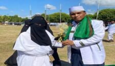 Penyerahan piala Juara I kepada salah satu peserta dalam rangkaian kegiatan yang berlangsung di lapangan terbuka.