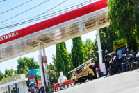 Tampak Pagandeng Jerigen di SPBU 74.922.43. Kalampa