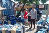 Ratusan jeriken berisi Pertalite dan Solar hasil penimbunan di Kabupaten Bulukumba diamankan aparat kepolisian. (Foto: Ist)