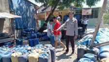 Ratusan jeriken berisi Pertalite dan Solar hasil penimbunan di Kabupaten Bulukumba diamankan aparat kepolisian. (Foto: Ist)