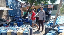 Ratusan jeriken berisi Pertalite dan Solar hasil penimbunan di Kabupaten Bulukumba diamankan aparat kepolisian. (Foto: Ist)