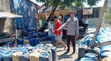 Ratusan jeriken berisi Pertalite dan Solar hasil penimbunan di Kabupaten Bulukumba diamankan aparat kepolisian. (Foto: Ist)