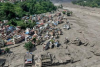 Rumah-rumah warga di Nepal tertimbun lumpur setelah banjir bandang dahsyat menerjang wilayah tersebut pada Rabu (26/8) pagi. (AFP/Prabin Ranabhat)