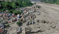 Rumah-rumah warga di Nepal tertimbun lumpur setelah banjir bandang dahsyat menerjang wilayah tersebut pada Rabu (26/8) pagi. (AFP/Prabin Ranabhat)