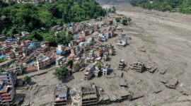 Rumah-rumah warga di Nepal tertimbun lumpur setelah banjir bandang dahsyat menerjang wilayah tersebut pada Rabu (26/8) pagi. (AFP/Prabin Ranabhat)