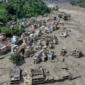 Rumah-rumah warga di Nepal tertimbun lumpur setelah banjir bandang dahsyat menerjang wilayah tersebut pada Rabu (26/8) pagi. (AFP/Prabin Ranabhat)