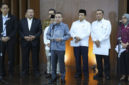Wakil Ketua DPR RI Sufmi Dasco Ahmad didampingi Menteri Sekretaris Negara Prasetyo Hadi serta perwakilan kementerian terkait memberikan keterangan pers usai rapat koordinasi pembahasan status guru PPPK di Gedung Nusantara III, Senayan, Jakarta. (Foto: Ist)