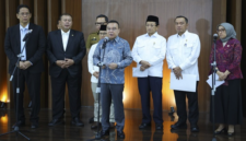 Wakil Ketua DPR RI Sufmi Dasco Ahmad didampingi Menteri Sekretaris Negara Prasetyo Hadi serta perwakilan kementerian terkait memberikan keterangan pers usai rapat koordinasi pembahasan status guru PPPK di Gedung Nusantara III, Senayan, Jakarta. (Foto: Ist)