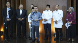 Wakil Ketua DPR RI Sufmi Dasco Ahmad didampingi Menteri Sekretaris Negara Prasetyo Hadi serta perwakilan kementerian terkait memberikan keterangan pers usai rapat koordinasi pembahasan status guru PPPK di Gedung Nusantara III, Senayan, Jakarta. (Foto: Ist)