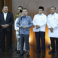 Wakil Ketua DPR RI Sufmi Dasco Ahmad didampingi Menteri Sekretaris Negara Prasetyo Hadi serta perwakilan kementerian terkait memberikan keterangan pers usai rapat koordinasi pembahasan status guru PPPK di Gedung Nusantara III, Senayan, Jakarta. (Foto: Ist)