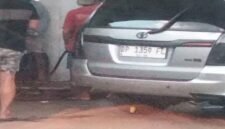 Tampak Mobil yang diduga Sudah di Modifikasi di SPBU Larompong