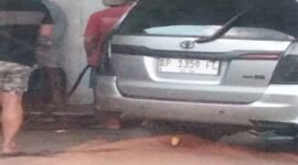 Tampak Mobil yang diduga Sudah di Modifikasi di SPBU Larompong