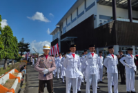Pasukan Pengibar Bendera (Paskibra) menjalankan tugas pengibaran di bawah komando Danpaskibra, Ipda Hermansyah.