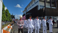 Pasukan Pengibar Bendera (Paskibra) menjalankan tugas pengibaran di bawah komando Danpaskibra, Ipda Hermansyah.