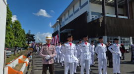 Pasukan Pengibar Bendera (Paskibra) menjalankan tugas pengibaran di bawah komando Danpaskibra, Ipda Hermansyah.
