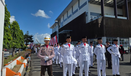 Ipda Hermansyah Pimpin Paskibra Kibarkan Sang Merah Putih di Bulukumba