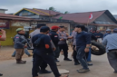 Aksi demonstrasi Aliansi Pemuda & Masyarakat Nelayan Desa Lelewawo di depan kantor PT Kasmar Tiar Raya