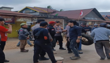 Aksi demonstrasi Aliansi Pemuda & Masyarakat Nelayan Desa Lelewawo di depan kantor PT Kasmar Tiar Raya