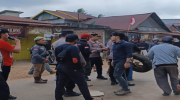 Aksi demonstrasi Aliansi Pemuda & Masyarakat Nelayan Desa Lelewawo di depan kantor PT Kasmar Tiar Raya