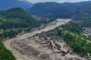 Foto udara kondisi pascabencana banjir bandang dan longsor di dekat perbatasan Nepal-China. Luapan sungai meninggalkan jejak kehancuran, dengan lapisan lumpur tebal menutup kawasan dan merusak bangunan serta fasilitas umum di sepanjang lembah. (Foto: Ist)