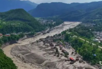 Foto udara kondisi pascabencana banjir bandang dan longsor di dekat perbatasan Nepal-China. Luapan sungai meninggalkan jejak kehancuran, dengan lapisan lumpur tebal menutup kawasan dan merusak bangunan serta fasilitas umum di sepanjang lembah. (Foto: Ist)