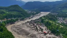 Foto udara kondisi pascabencana banjir bandang dan longsor di dekat perbatasan Nepal-China. Luapan sungai meninggalkan jejak kehancuran, dengan lapisan lumpur tebal menutup kawasan dan merusak bangunan serta fasilitas umum di sepanjang lembah. (Foto: Ist)
