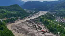 Foto udara kondisi pascabencana banjir bandang dan longsor di dekat perbatasan Nepal-China. Luapan sungai meninggalkan jejak kehancuran, dengan lapisan lumpur tebal menutup kawasan dan merusak bangunan serta fasilitas umum di sepanjang lembah. (Foto: Ist)