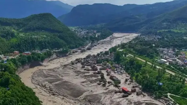 Foto udara kondisi pascabencana banjir bandang dan longsor di dekat perbatasan Nepal-China. Luapan sungai meninggalkan jejak kehancuran, dengan lapisan lumpur tebal menutup kawasan dan merusak bangunan serta fasilitas umum di sepanjang lembah. (Foto: Ist)