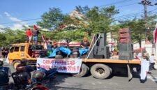 Jenderal Lapangan Kesultanan Gowa, Wawan Nur Rewa saat orasi di Depan DPRD Gowa