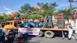 Jenderal Lapangan Kesultanan Gowa, Wawan Nur Rewa saat orasi di Depan DPRD Gowa