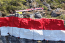 MAPALA 45 Makassar membentangkan Bendera Merah Putih raksasa berukuran 25 x 15 meter di Tebing Selamat Datang KM 5, Lembang Randanan, Kecamatan Mengkendek, Kabupaten Tana Toraja