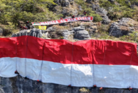 MAPALA 45 Makassar membentangkan Bendera Merah Putih raksasa berukuran 25 x 15 meter di Tebing Selamat Datang KM 5, Lembang Randanan, Kecamatan Mengkendek, Kabupaten Tana Toraja
