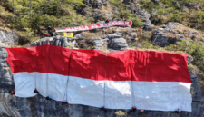MAPALA 45 Makassar membentangkan Bendera Merah Putih raksasa berukuran 25 x 15 meter di Tebing Selamat Datang KM 5, Lembang Randanan, Kecamatan Mengkendek, Kabupaten Tana Toraja
