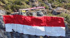 MAPALA 45 Makassar membentangkan Bendera Merah Putih raksasa berukuran 25 x 15 meter di Tebing Selamat Datang KM 5, Lembang Randanan, Kecamatan Mengkendek, Kabupaten Tana Toraja
