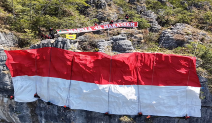 Tradisi Sejak 2008, MAPALA 45 Kembali Taklukkan Tebing Demi Merah Putih