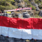 MAPALA 45 Makassar membentangkan Bendera Merah Putih raksasa berukuran 25 x 15 meter di Tebing Selamat Datang KM 5, Lembang Randanan, Kecamatan Mengkendek, Kabupaten Tana Toraja
