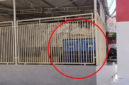 Penampakan salah satu titik penukaran baterai (battery swapping station/BSS) VinFast di Makassar yang terlihat berada di balik pagar jeruji.