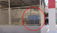 Penampakan salah satu titik penukaran baterai (battery swapping station/BSS) VinFast di Makassar yang terlihat berada di balik pagar jeruji.