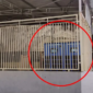 Penampakan salah satu titik penukaran baterai (battery swapping station/BSS) VinFast di Makassar yang terlihat berada di balik pagar jeruji.