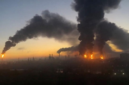 Kilang minyak di Moskow, Rusia, terbakar setelah terkena serangan drone Ukraina pada Minggu (20/9). Foto: Social Media via REUTERS/Social Media
