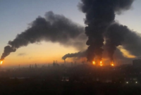Kilang minyak di Moskow, Rusia, terbakar setelah terkena serangan drone Ukraina pada Minggu (20/9). Foto: Social Media via REUTERS/Social Media