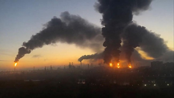 Kilang minyak di Moskow, Rusia, terbakar setelah terkena serangan drone Ukraina pada Minggu (20/9). Foto: Social Media via REUTERS/Social Media