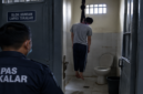 Ilustrasi Napi Lapas Takalar Ditemukan Tewas Tergantung di Dalam Toilet (Visual AI)