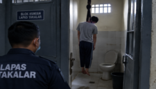 Ilustrasi Napi Lapas Takalar Ditemukan Tewas Tergantung di Dalam Toilet (Visual AI)