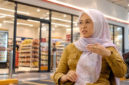 Bupati Gowa Sitti Husniah Talenrang dengan latar ilustrasi minimarket. Kasus dugaan korupsi pengurusan PBG yang menjeratnya menjadi sorotan setelah sebelumnya muncul polemik terkait operasional sejumlah minimarket di Gowa. (Visual AI)