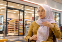 Bupati Gowa Sitti Husniah Talenrang dengan latar ilustrasi minimarket. Kasus dugaan korupsi pengurusan PBG yang menjeratnya menjadi sorotan setelah sebelumnya muncul polemik terkait operasional sejumlah minimarket di Gowa. (Visual AI)