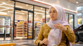 Bupati Gowa Sitti Husniah Talenrang dengan latar ilustrasi minimarket. Kasus dugaan korupsi pengurusan PBG yang menjeratnya menjadi sorotan setelah sebelumnya muncul polemik terkait operasional sejumlah minimarket di Gowa. (Visual AI)