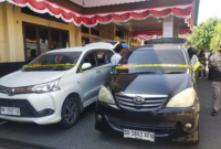 Dua mobil Toyota Avanza yang diamankan Polres Parepare setelah diduga digunakan untuk mengisi BBM bersubsidi jenis Pertalite secara berulang di SPBU Ujung Bulu dan SPBU Patung Pemuda, Kota Parepare.
