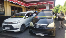 Dua mobil Toyota Avanza yang diamankan Polres Parepare setelah diduga digunakan untuk mengisi BBM bersubsidi jenis Pertalite secara berulang di SPBU Ujung Bulu dan SPBU Patung Pemuda, Kota Parepare.