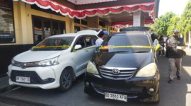 Dua mobil Toyota Avanza yang diamankan Polres Parepare setelah diduga digunakan untuk mengisi BBM bersubsidi jenis Pertalite secara berulang di SPBU Ujung Bulu dan SPBU Patung Pemuda, Kota Parepare.